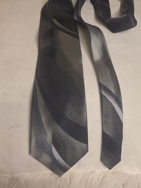 Bill Blass Handmade Silk Black and Gray Curved Accent Tie 59 Inches Long